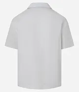 Camisa negra de corte boxy con cuello bowling y abotonadura frontal. Texturizada con diseño jacquard. De manga corta.