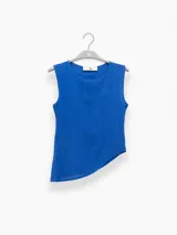 Top sin mangas color rosado, de corte asimétrico.