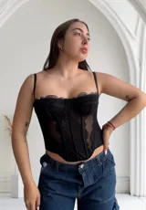 Corset negro de encaje con copas con aros y breteles finos ajustables.