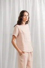 Blusa color rosa pálido de lino, corte holgado y manga corta.