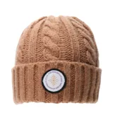 Gorro de lana color marrón claro, tejido con punto trenzado y detalle de parche circular con logo de la marca.