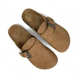 Zuecos color beige con hebilla metálica ajustable, plantilla anatómica y suela de corcho.