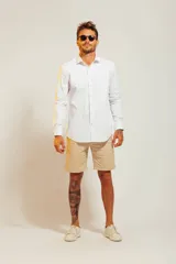 Camisa blanca de vestir con finas rayas verticales celestes, de corte clásico y manga larga.