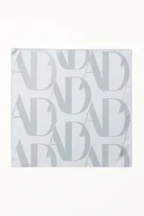 Pañuelo cuadrado de satén color gris claro con estampado del logo de la marca en tono sobre tono.