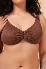 Soutien de bikini color marrón con brillo, sin aro, con aplique metálico en el centro del escote, breteles regulables y nudo en la espalda para ajustar.