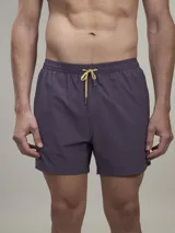 Short de baño color morado con cordón amarillo en la cintura y calzoncillo interior de malla.