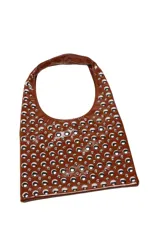 Bolso marrón con tachas plateadas, de cuero sintético, con asa corta para llevar al hombro.