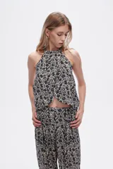 Top cropped de viscosa estampada, con cuello halter y lazo en la espalda.