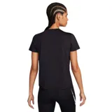 Camiseta deportiva negra de manga corta, con logo de Nike estampado en el pecho.