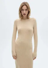 Vestido midi de punto color beige, con cuello barco y mangas largas. Diseño entallado al cuerpo.