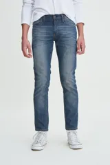 Pantalón de jean azul de corte slim fit, con tiro bajo y cinco bolsillos.