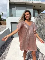 Túnica poncho corta de lentejuelas doradas con escote en V y mangas cortas amplias.