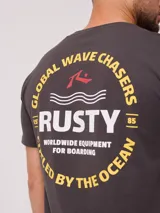 Remera negra de algodón con estampado en la espalda con el logo de Rusty y la frase "Global Wave Chasers".
