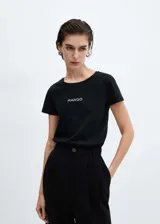 Remera negra de algodón con cuello redondo y logo de la marca estampado en el pecho.