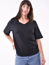 Remera negra de corte recto con cuello en V y mangas cortas.
