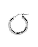 Aros de plata con forma de argolla con textura irregular.
