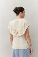 Chaleco color crema de tejido de punto, con cuello redondo y volados de crochet en el frente y la espalda.