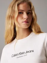 Remera blanca de algodón con logo "Calvin Klein Jeans Established 1978" estampado en el pecho.