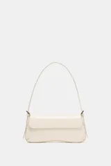 Bolso de hombro color crema con efecto acharolado, asa ajustable y cierre con imán.