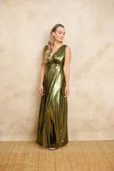 Vestido largo verde oliva de satén con escote en V pronunciado, corte imperio y falda con caída fluida.
