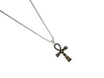 Collar con cadena de eslabones estilo caja de acero plateado y dije en forma de Ankh (Cruz de la Vida) esmaltado en negro con detalles dorados que simulan jeroglíficos egipcios.