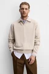 Polo manga larga gris con cuello solapa y cierre frontal de botonadura.