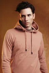 Buzo lila con capucha y cordones ajustables.