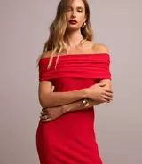 Vestido midi rojo con escote recto, hombros descubiertos y textura acanalada.