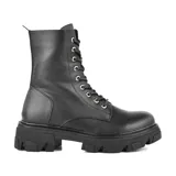 Bota de cuero negra con cordones, caña media y suela track.