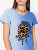 Túnica azul degradé con estampado de leopardo en el frente, de corte recto, manga corta y largo midi con tajos laterales.