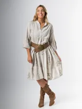 Vestido italiano 100% algodón, corte midi y calce amplio. Tiene cuello mao y apliques de flores con textura.