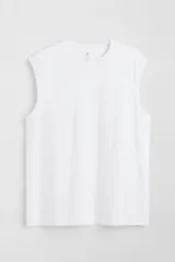 Musculosa blanca de punto liviano con ribete acanalado en cuello y sisas. Confeccionada con tejido funcional COOLMAX®, una fibra de poliéster de secado rápido que elimina la humedad y regula la temperatura corporal.