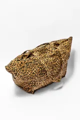 Bolso tipo tote bag con estampado animal print de leopardo en tonos marrones y negros.