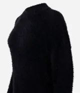Suéter marrón de punto con cuello redondo y mangas largas ajustadas. Diseño slim alargado con efecto de pelitos.