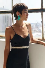 Vestido de lino color rojo con escote en V, breteles finos y cintura marcada con galón ondeado.
