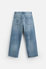 Pantalón de jean celeste con efecto lavado, corte amplio tipo baggy y cinco bolsillos.