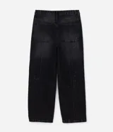 Pantalón masculino super baggy confeccionado en jeans sostenible con cintura con trabilla, cierre tradicional, bolsillo cuchillo, frisos y efecto de respingos.
