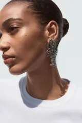 Par de aros colgantes con forma de langosta, con apliques de brillantes en tono gris oscuro. Cierre con tuerca y clip.