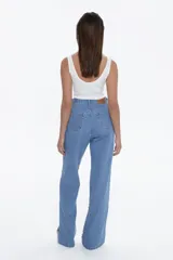 Pantalón de tiro alto, corte recto y pierna amplia, completamente cubierto de lentejuelas negras brillantes.