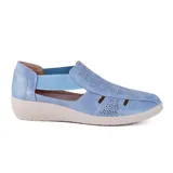 Zapato casual Korium Confort Jessie color azul marino con detalles perforados y elástico superior.