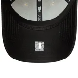 Gorro New Era 9FORTY ajustable, color beige con visera negra y logo bordado de los Chicago Bulls en el frente.