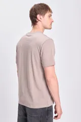 Remera color visón de manga corta con cuello redondo y estampa frontal con la frase "Take a Chance".