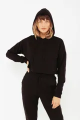 Buzo deportivo corto, color negro, con capucha y puños en las mangas, ideal para un look urbano.
