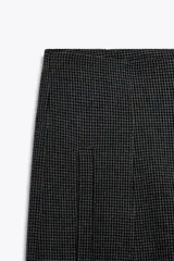 Pantalón de vestir gris oscuro con estampado pata de gallo, tiro alto, bolsillos delanteros y cierre frontal con cremallera, botón interior y gancho metálico.
