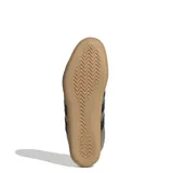 Championes Adidas Grand Court Lo color gris metalizado con detalles en negro, con las tres tiras características de la marca en los laterales y suela de goma color caramelo.