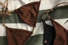 Bombacha de bikini reversible, corte vedetina con tiras laterales para atar.