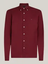 Camisa de manga larga color rojo con cuello abotonado y logo de Tommy Hilfiger bordado en el pecho.