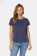 Remera de manga corta con cuello redondo, color rosa claro jaspeado.