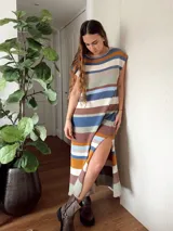 Vestido largo tejido con hilo de algodón en punto jersey rayado, con cuello redondo y mangas cortas. Diseño a rayas horizontales en tonos azul, marrón, beige y blanco. Hecho a mano con máquina de carro y terminaciones en crochet.