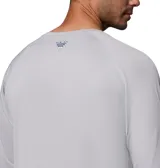 Remera de manga larga gris claro con logo de Columbia en el pecho. Confeccionada con tejido transpirable de secado rápido y protección UV.